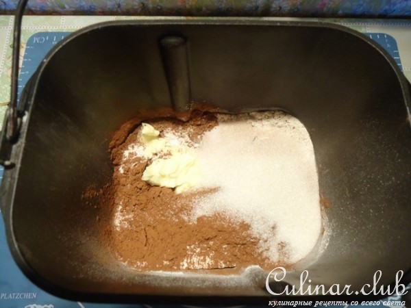 Шоколадные булочки с сырной начинкой и арахисом