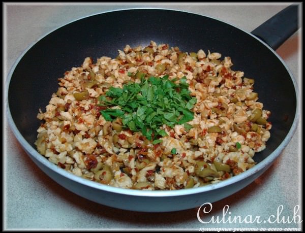 Пирожки empadas с куриным фаршем.