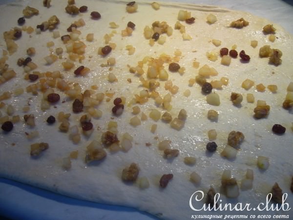Булочки-улитки с яблоками, изюмом и орехами