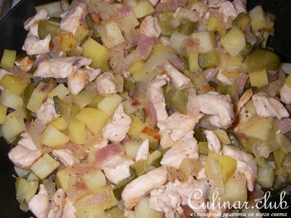 Пирожки с курицей, картофелем и солеными огурчиками.