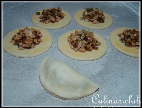 Пирожки empadas с куриным фаршем.