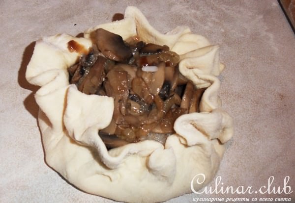 Слоеные пирожки с рыбой , грибами и рисом