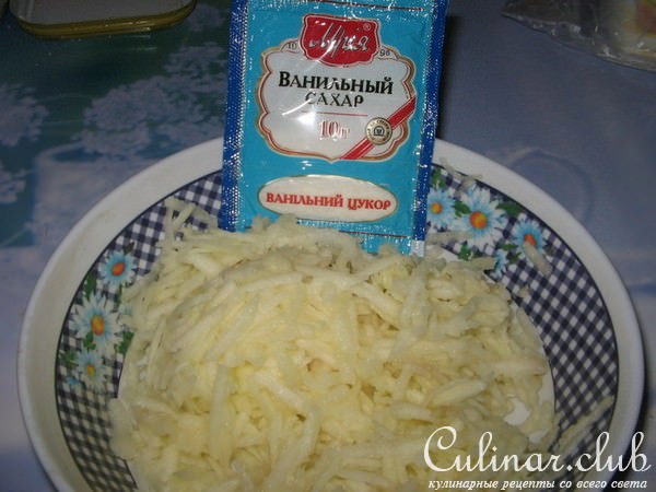 Пирожки с яблоками и печенье из хрущевского теста.