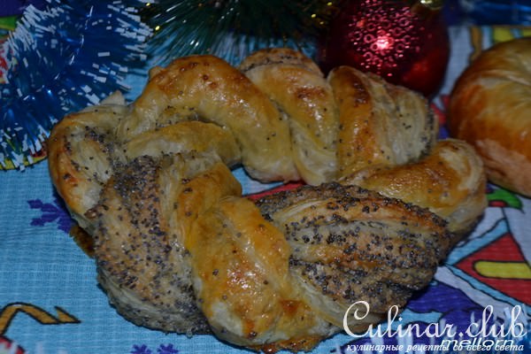 Слойки карамельные с сахаром и абрикосовым джемом