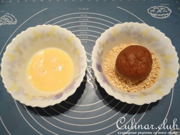 Шоколадные булочки с сырной начинкой и арахисом