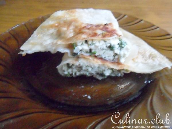 Пирожки из лаваша с сулугуни и зеленью.