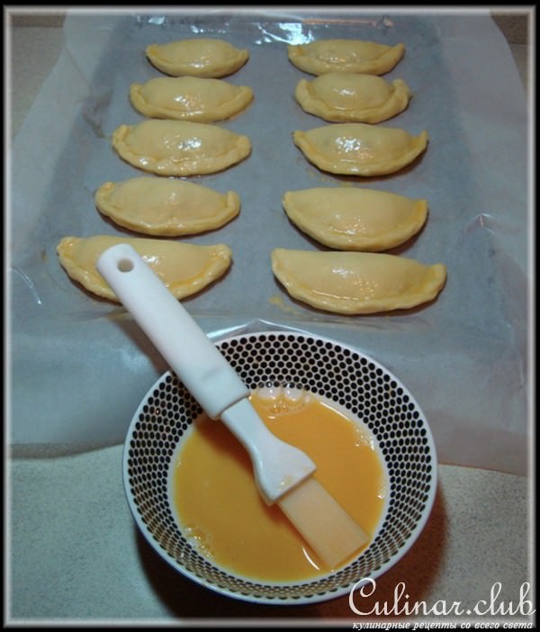 Пирожки empadas с куриным фаршем.