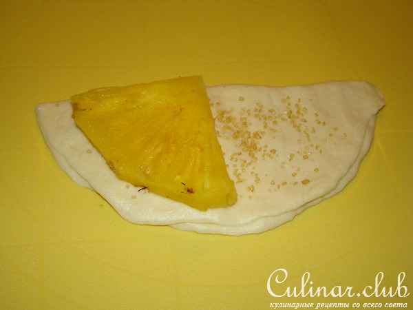 Творожные слойки с ломтиками ананаса