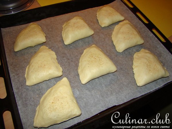 Творожные слойки с ломтиками ананаса
