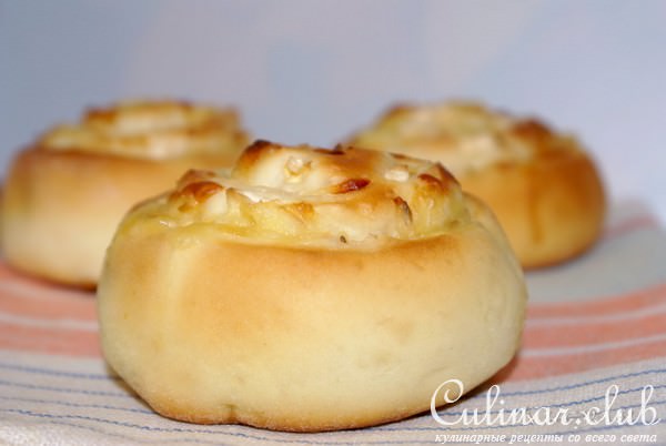 Булочки с яблочно-сырной начинкой (несладкие)