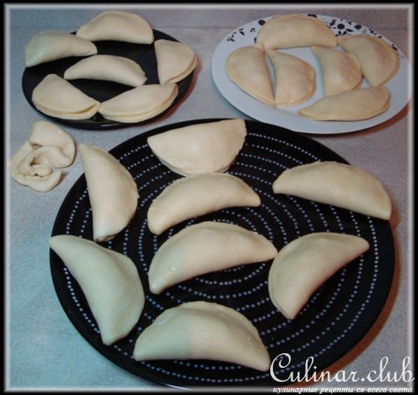 Пирожки empadas с куриным фаршем.