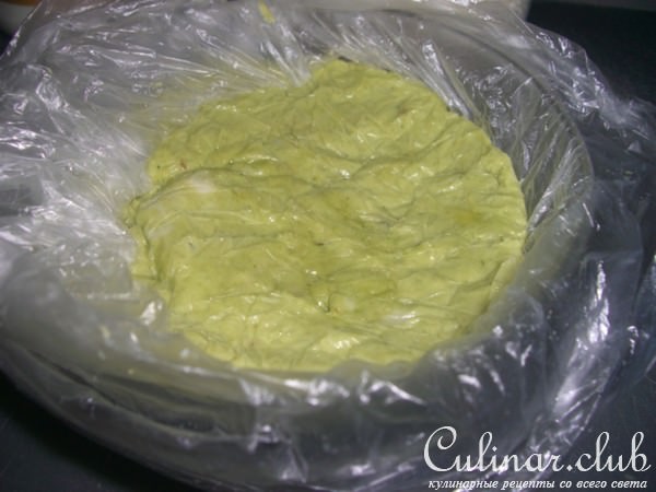 Сыр домашний с базиликом, курагой и грецким орехоми.