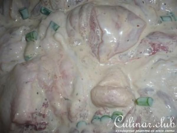 Курица на решетке в маринаде из чесночных стрелок и закуска из кабачка