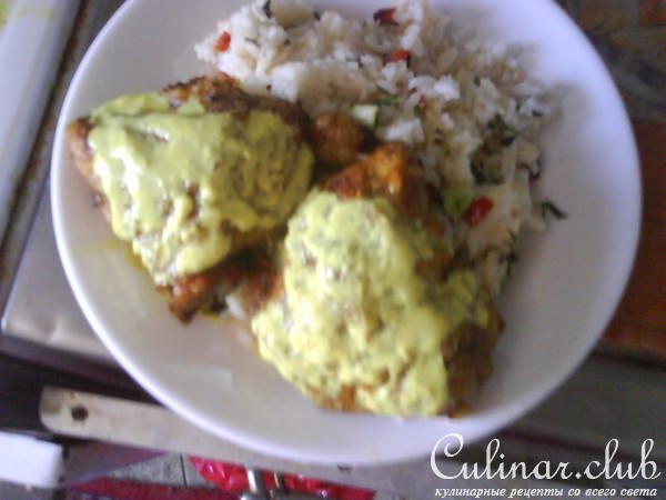 Курица с карри, рисом и зеленью