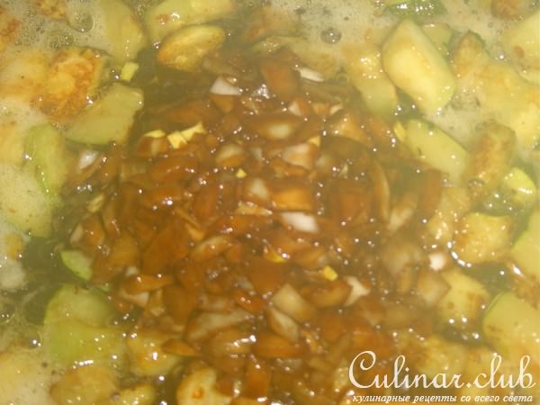 Жареные кабачки с чесноком и соевым соусом