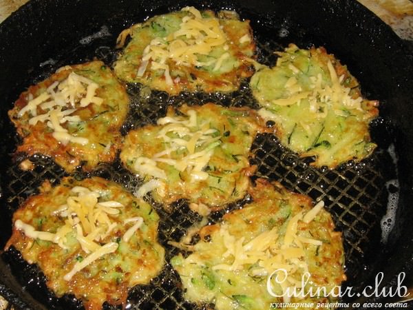 Оладьи с кабачков с сырной шапкой ( возможен вариант)