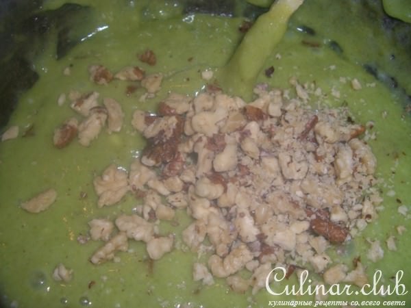 Сыр домашний с базиликом, курагой и грецким орехоми.