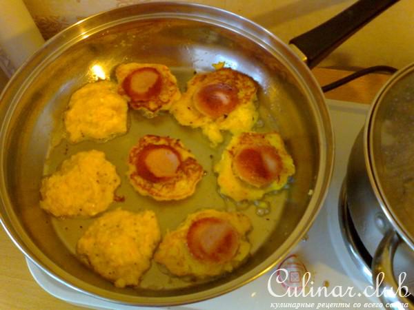 тыквенные оладушки с сарделькой