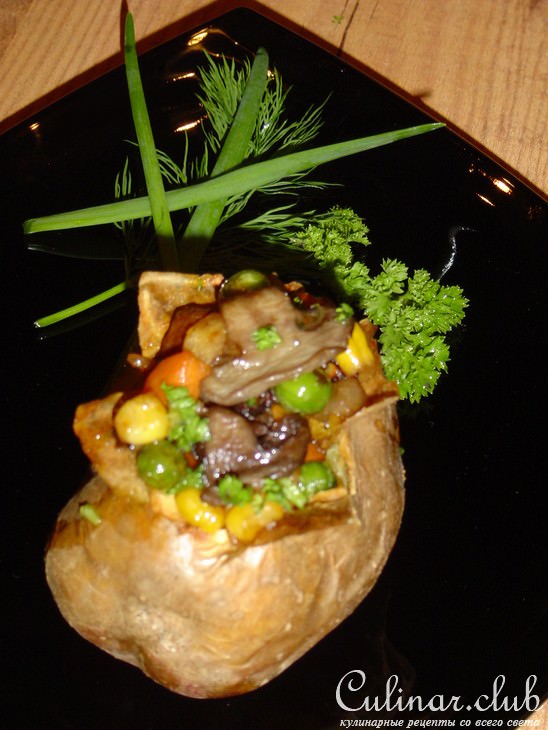 Запеченный картофель с овощами