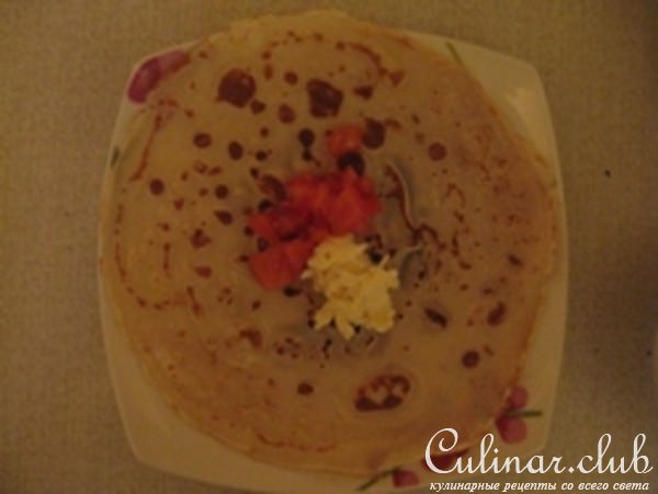 Блинчики с сыром и помидорами