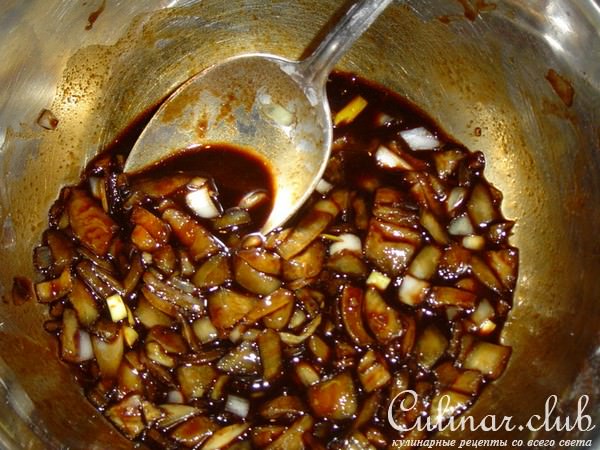 Жареные кабачки с чесноком и соевым соусом
