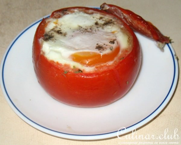 Печёные помидоры с курицей и яйцом