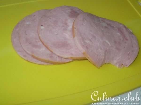 Салат с пастой и рулетиками из ветчины