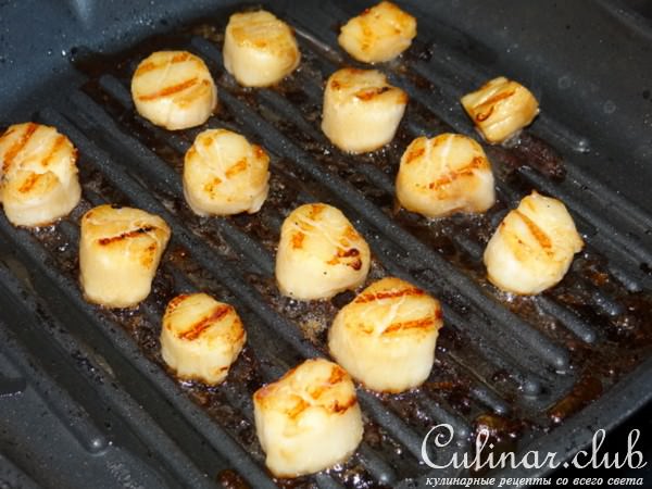 Яркий салат с морскими гребешками и сулугуни