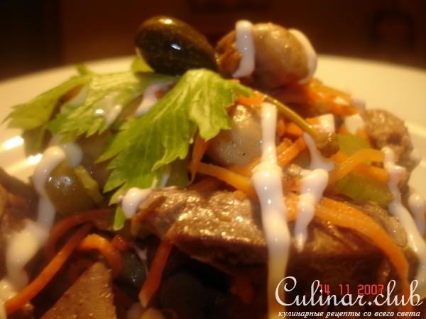 Салатик из куриной печени с грибами и оливками