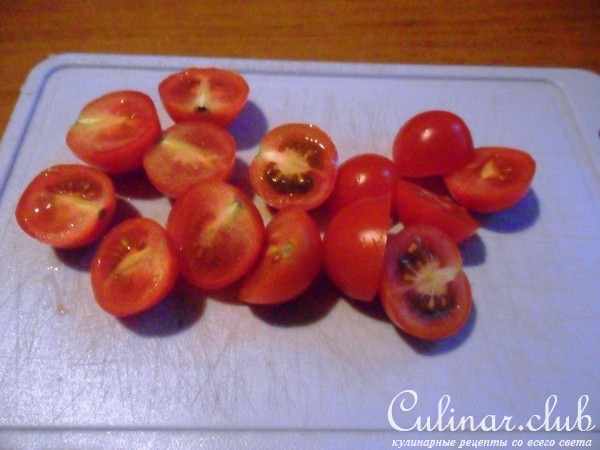 Салат с черри, маслинами и брынзой