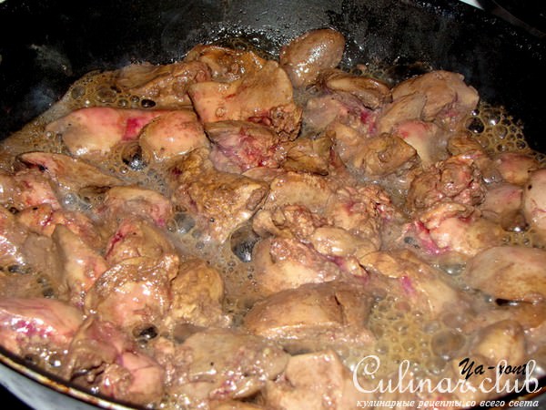 Тёплый салат с куриной печенью, клубникой и апельсином.