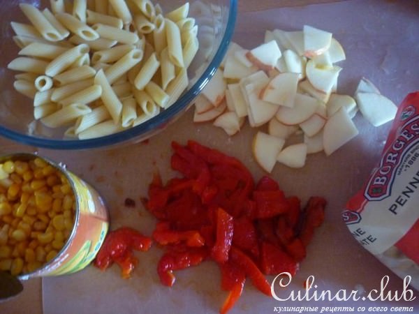 Макаронный салат с яблоком и запечённым перцем