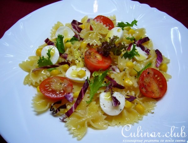 Салат с фарфалле, помидорами черри и сыром моцарелла