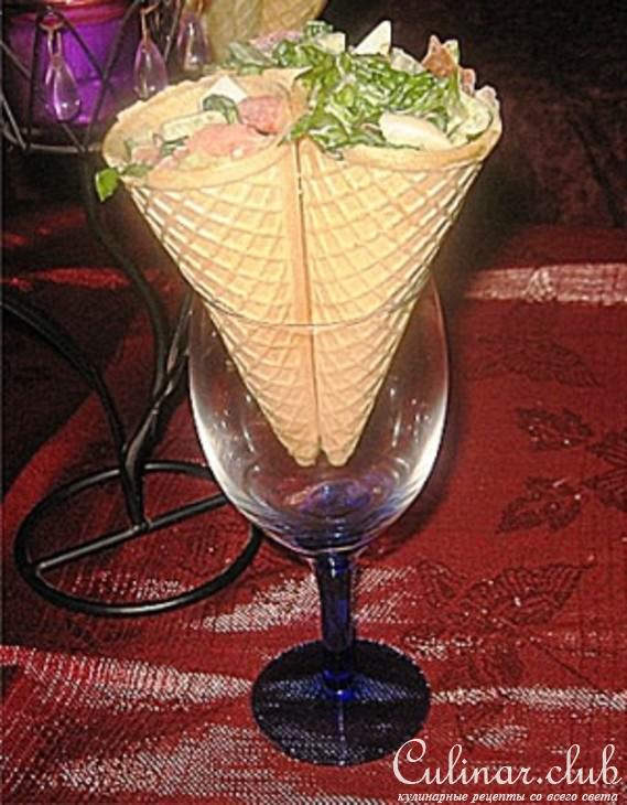 Вафельные стаканчики с салатом