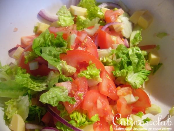 Теплый салат с колбасками и сыром