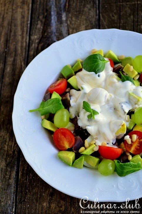 Салат с авокадо, копченостями и кедровыми орешками.