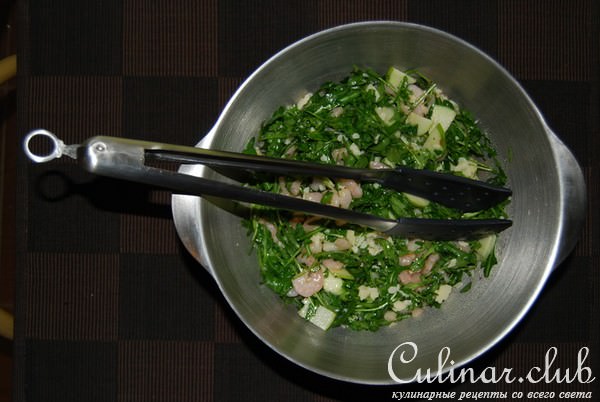 салат из рукколы с креветками и мандариновым маслом