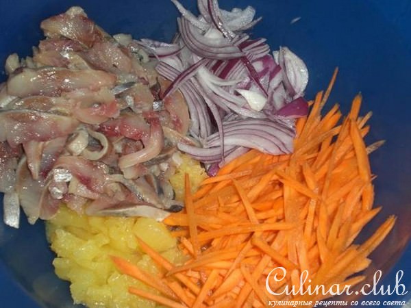 Сельдь с ананасами.
