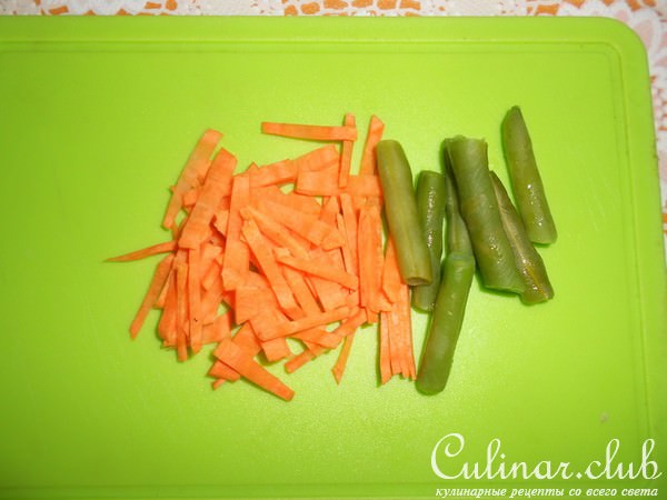 Салат с курицей на подушке из овощей