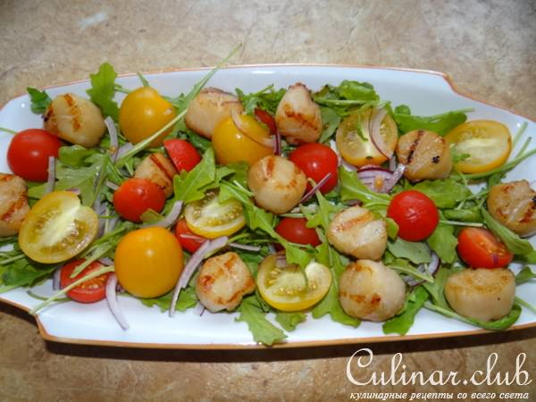 Яркий салат с морскими гребешками и сулугуни