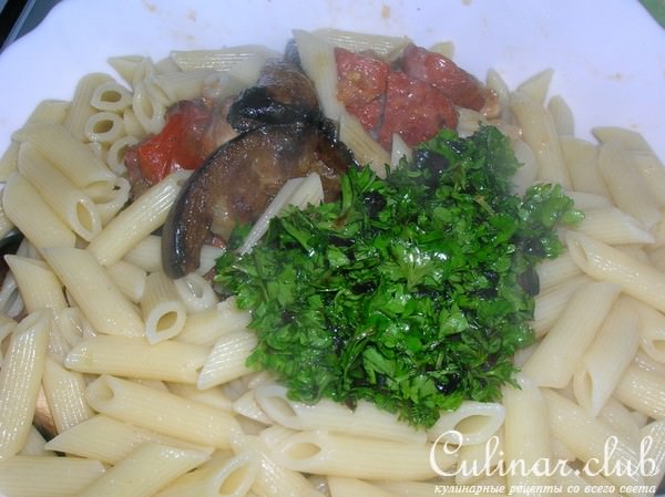 Теплый салат с баклажанами, макаронами и грибами ( вкусный , полноценный ужин)