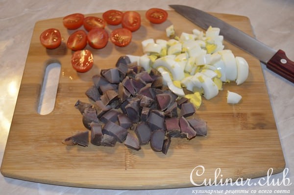 Салат с авокадо, копченостями и кедровыми орешками.