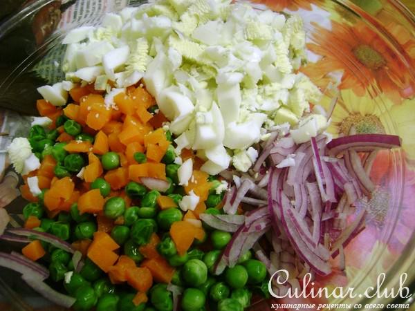 Салат с рыбой горячего копчения и овощами.