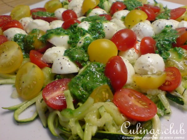 Салат из цуккини,помидорок и сыра