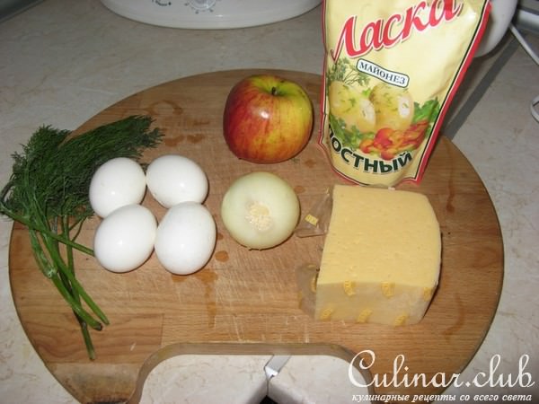 Салат с сыром и яблоком