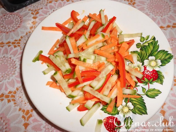 Салат с курицей на подушке из овощей