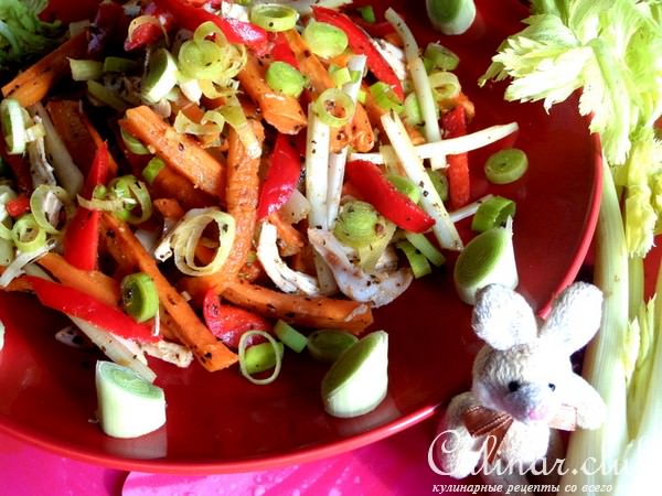 Салат с запечённой морковкой и курицей