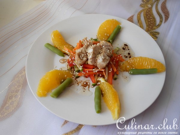 Салат с курицей на подушке из овощей