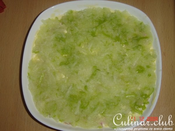 Салат с колбасой и зеленым яблоком