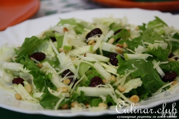 Зелёный салат с сушеной клюквой и кедровыми орешками